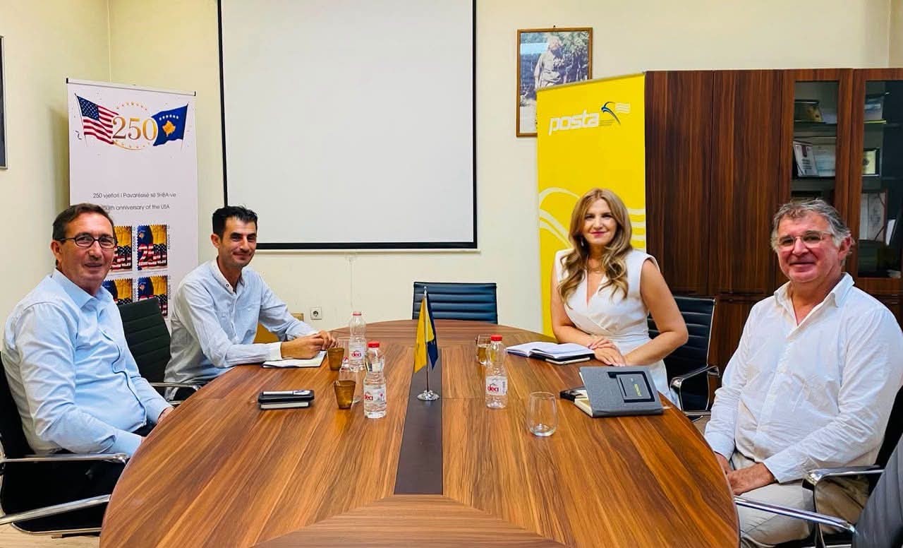U.D. Drejtori i Përgjithshëm i AAPSK-se z. Faruk Dakaj  u prit në takim nga Kryeshefja Ekzekutive e  Postës së Kosovës, znj. Nora Rraci
